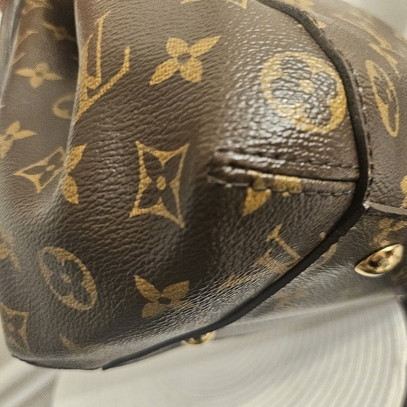 Louis Vuitton Montaigne GM – Monogram Canvas w/ Original Strap - Picture 6 of 16
